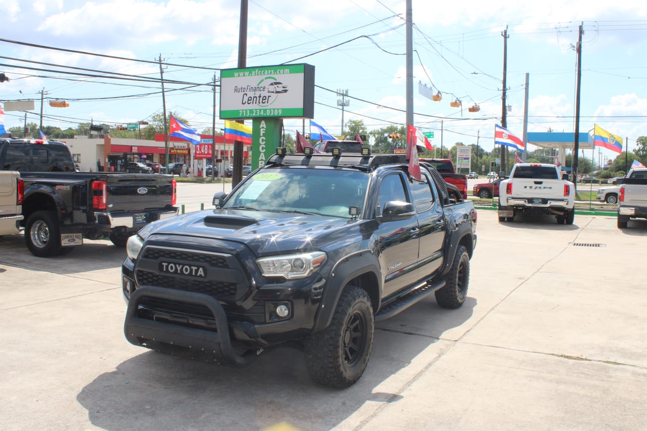 2017 TOYOTA TACOMA - TOY040903 — photo 1 of 24