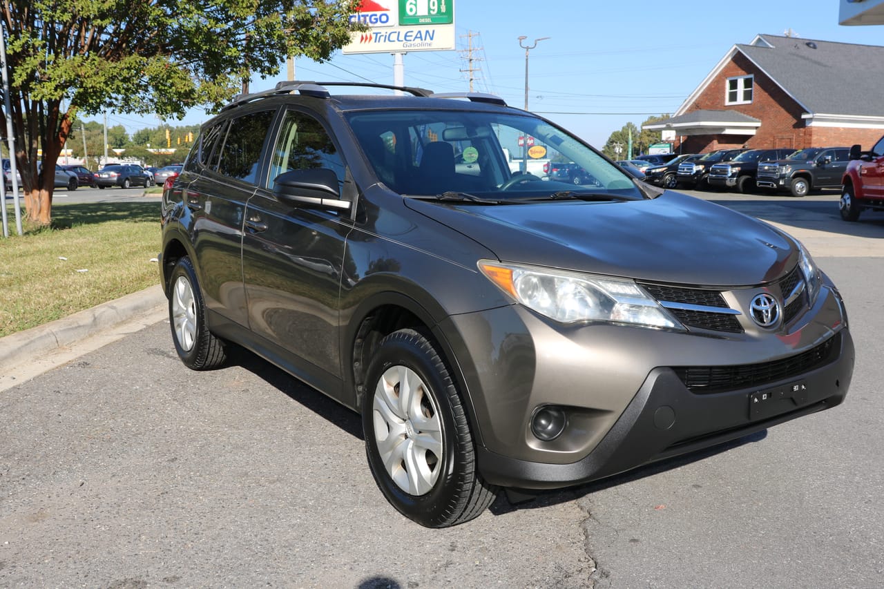 2015 TOYOTA RAV4 LE - TOY055650B — photo 1 of 16