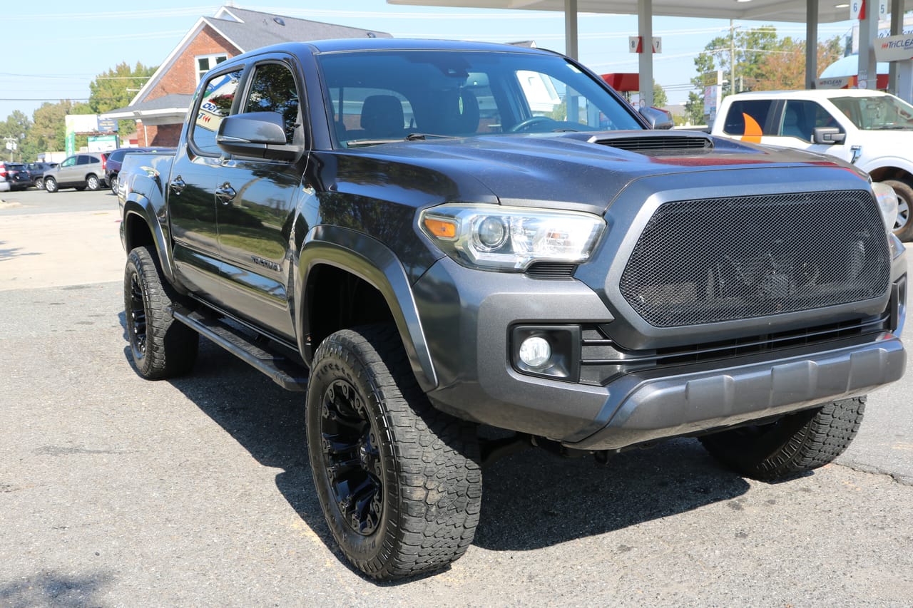 2018 TOYOTA TACOMA TRD SPORT - TOY138880 — photo 1 of 18