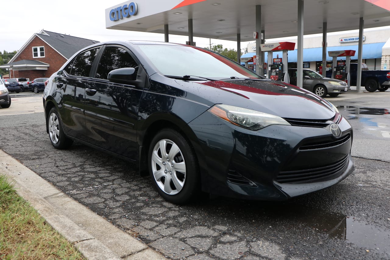 2019 TOYOTA COROLLA LE - TOY142911B — photo 1 of 18