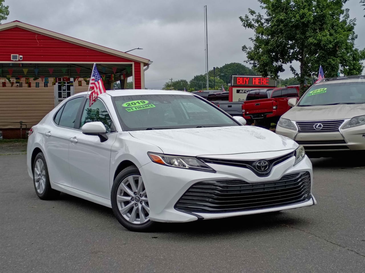2019 TOYOTA CAMRY LE - TOY266857 — photo 1 of 20