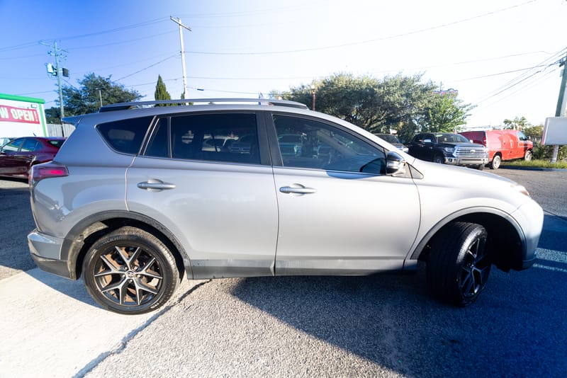 2018 TOYOTA RAV4 SE - TOY452121B