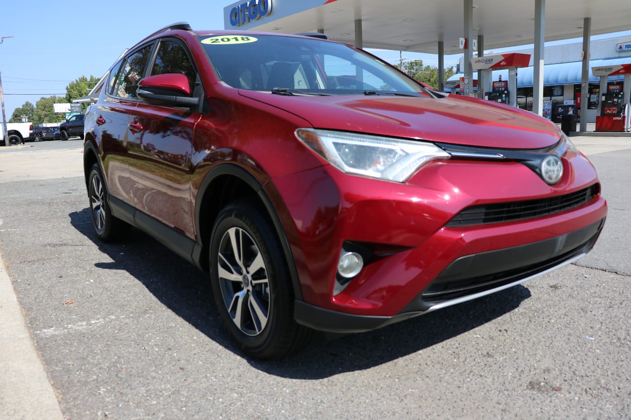 2018 TOYOTA RAV4 XLE FWD - TOY485709 — photo 1 of 20