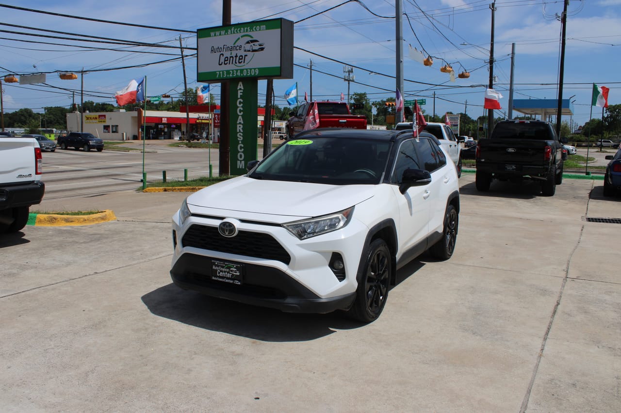 2019 TOYOTA RAV4 - TOY514379 — photo 1 of 26