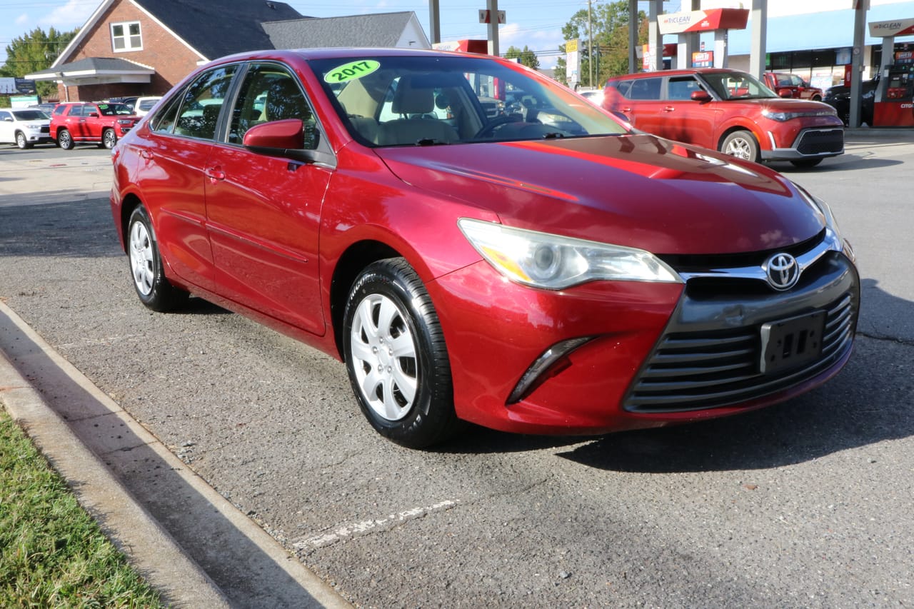 2017 TOYOTA CAMRY LE - TOY690146B — photo 1 of 17