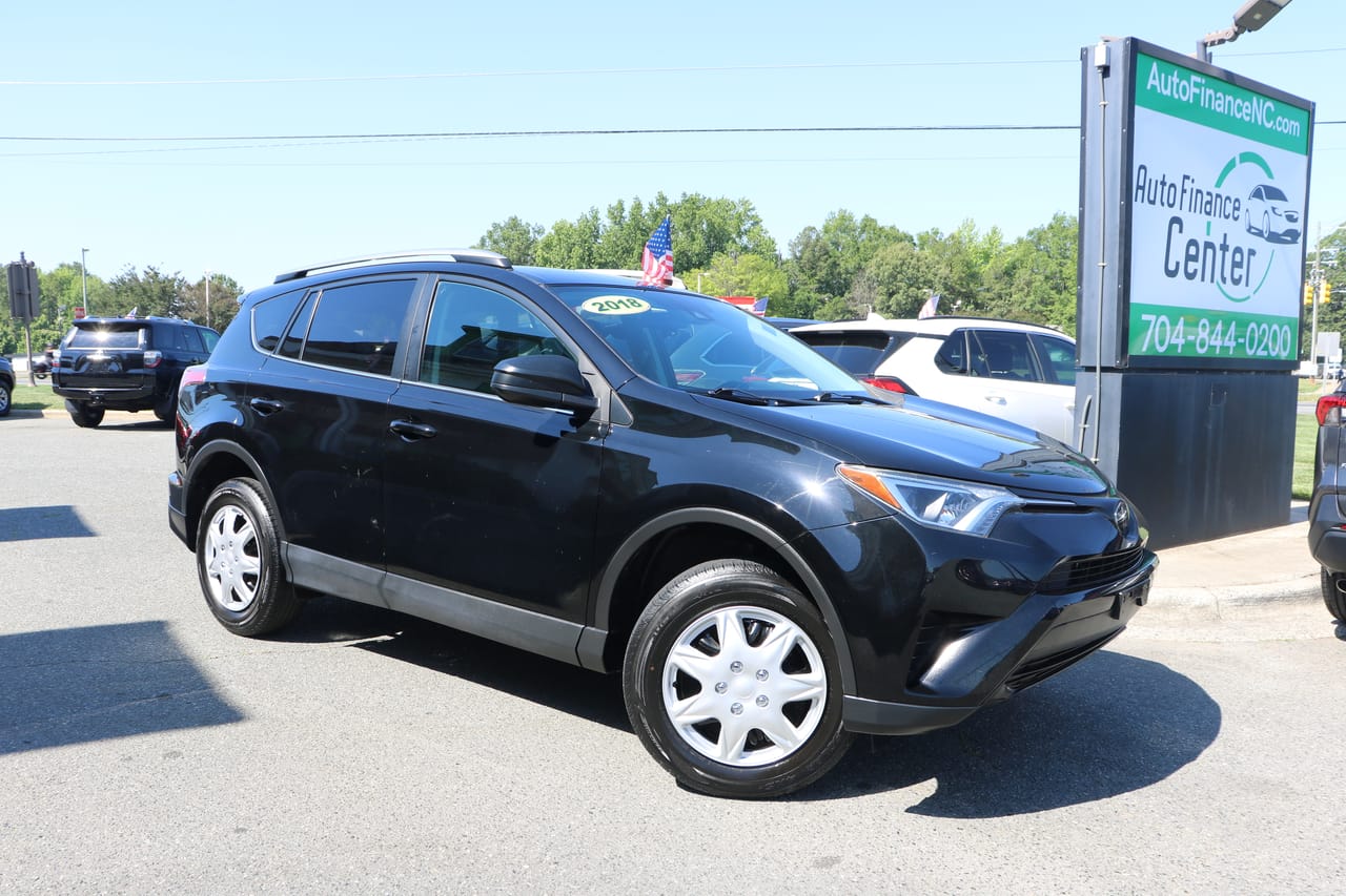 2018 TOYOTA RAV4 LE - TOY702559 — photo 1 of 14