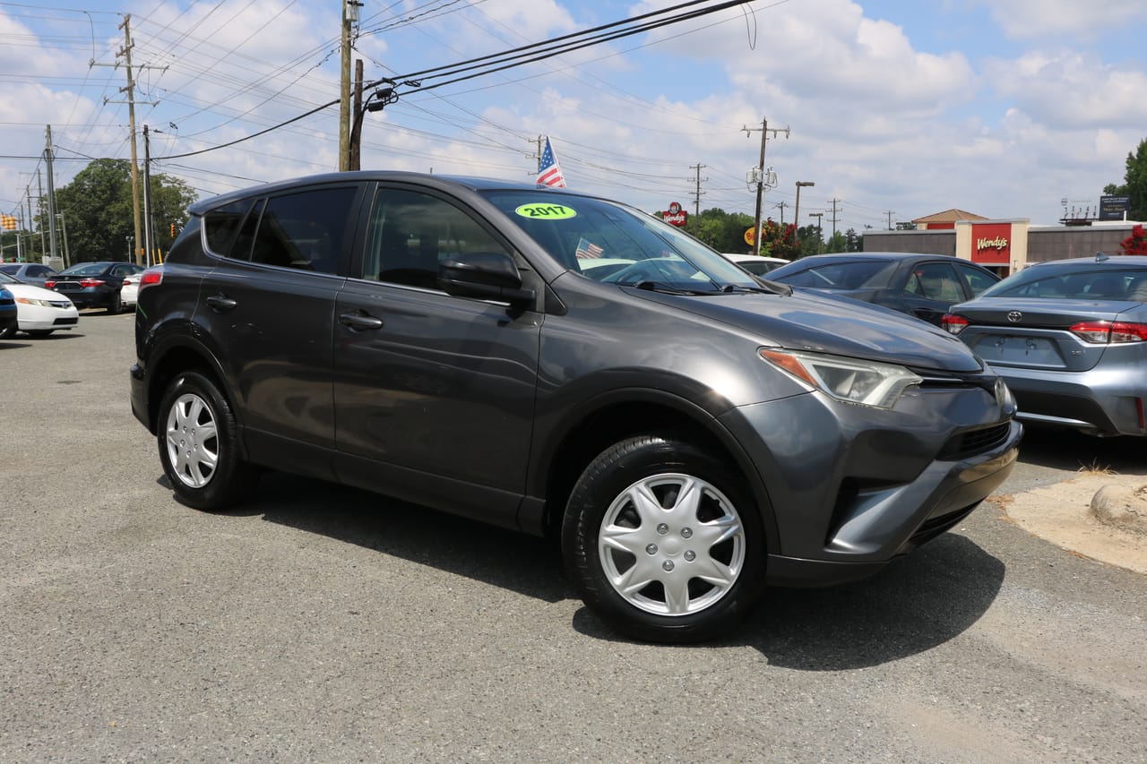 2017 TOYOTA RAV4 LE - TOY719884B — photo 1 of 23