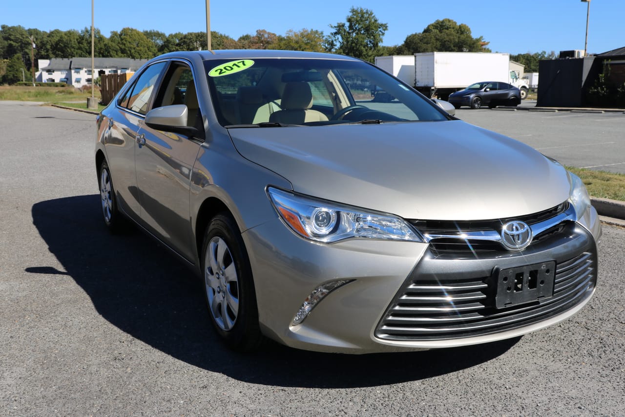 2017 TOYOTA CAMRY LE - TOY759985B — photo 1 of 18